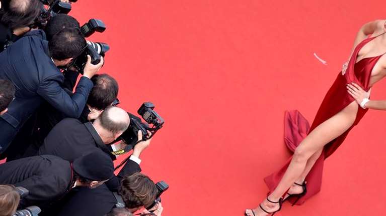 Μπέλα Χαντίντ: Ντρέπομαι ακόμα για αυτή την εμφάνιση στο κόκκινο χαλί [Εικόνες]