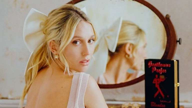 Η Μαρία Ολυμπία με ροζ ολόσωμο μπουφάν στην αγκαλιά του τέως βασιλιά Κωνσταντίνου και της Άννας Μαρίας