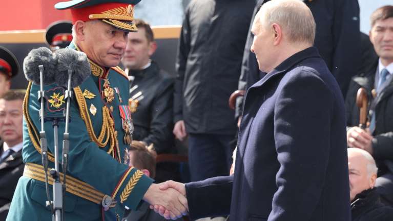 Πόλεμος στην Ουκρανία: Γιατί ο Πούτιν αντικαθιστά τον υπουργό Άμυνας Σεργκέι Σοϊγκού με έναν οικονομολόγο