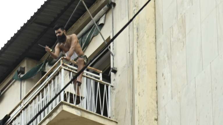 Αχαρνών: Άνδρας σε αμόκ απειλεί να ανατινάξει φιάλη υγραερίου - Εκκενώθηκε το υπουργείο Αγροτικής Ανάπτυξης