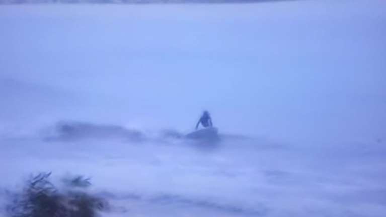 Κακοκαιρία Ιανός: Ρεσιτάλ ανευθυνότητας - Πήραν τα σερφ και πήγαν να... δαμάσουν τα κύματα στη Λευκάδα [εικόνες]