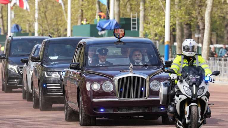 &quot;Φρούριο&quot; το Λονδίνο για τη στέψη του Καρόλου - Στους δρόμους 29.000 αστυνομικοί