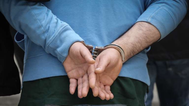 Προφυλακιστέος ο 55χρονος που μαχαίρωσε μάγειρα για ένα κοντοσούβλι που δεν του άρεσε- Μετάνιωσε λέει