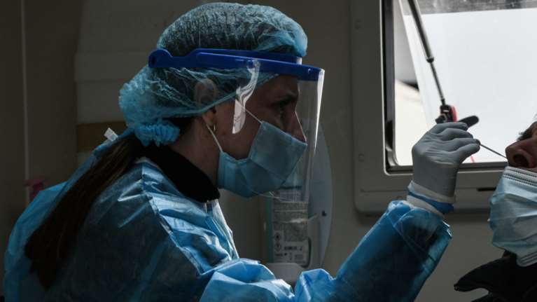 Κορονοϊός - Τα καλά νέα για την μετάλλαξη Κένταυρος: Ενδείξεις για ηπιότερα συμπτώματα