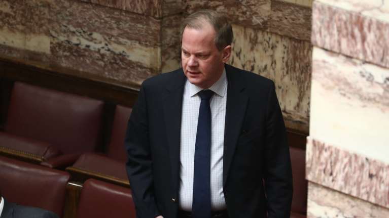 Το ΠΑΣΟΚ αναδεικνύει 4 αντιφάσεις της ΝΔ: Αφού ο Καραμανλής δεν είχε ευθύνη, γιατί θα κάνουν προανακριτική σε βάρος του;