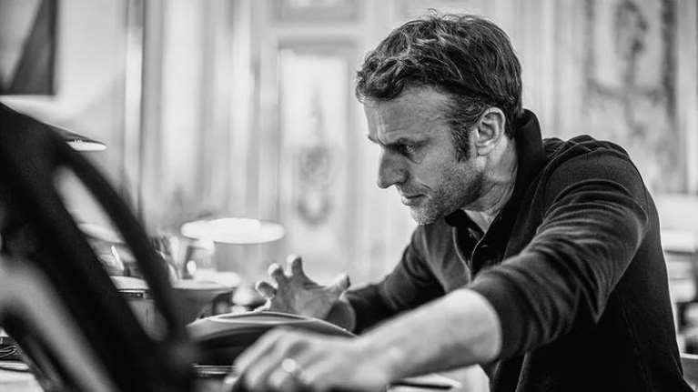 Ουκρανία: Αξύριστος, με φούτερ και γεμάτος ένταση o Μακρόν την ώρα που συνομιλεί για Πούτιν και Ουκρανία [Εικόνες]