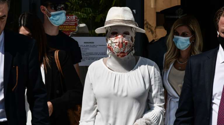 Επίθεση με βιτριόλι: Ασέβεια και ύβρις η απουσία της κατηγορουμένης, λέει δικηγόρος της Ιωάννας