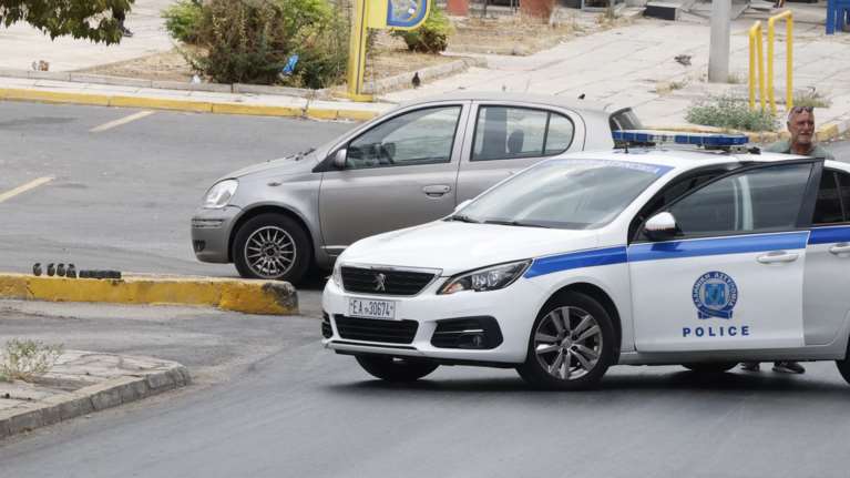 Επεισοδιακή καταδίωξη στην Ηλιούπολη - Χειροπέδες σε τρεις άνδρες που διέρρηξαν διαμέρισμα [βίντεο]