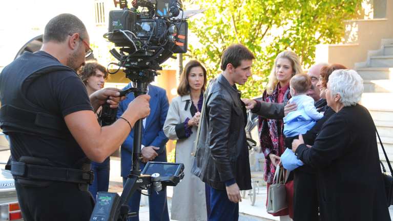 &quot;Τα καλύτερά μας χρόνια&quot;: Το TheTOC στα γυρίσματα της σειράς - &quot;Περνάμε υπέροχα, είμαστε σαν οικογένεια&quot; [εικόνες]