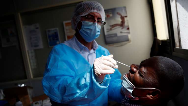 Κορονοϊός: Αποφορτίζονται οι ΜΕΘ στη Γαλλία - Ενθαρρυντικά τα νούμερα κρουσμάτων και θανάτων