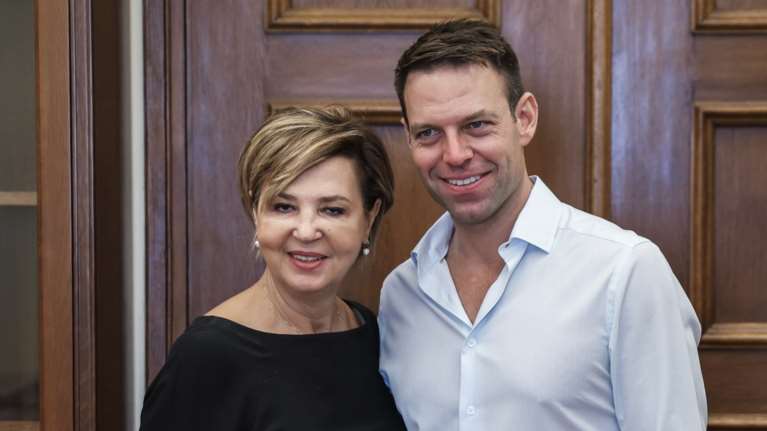 Το τρολ "Πεν Νταλαούρα" για ενδεχόμενη υποψηφιότητα της Γεροβασίλη: Θα κερδίσει η Έφη Θώδη τον Ricky Martin;