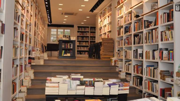 Βιβλιοπωλεία: Γίνονται θύματα του Real Estate και της μονοκαλλιέργειας του τουρισμού - Η μάχη για το &quot;Επί Λέξει&quot;