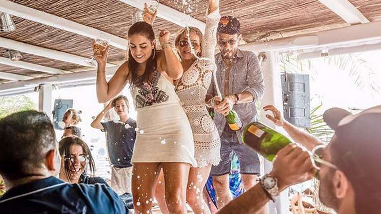 Κορονοϊός: Εφοδος Χρυσοχοϊδη στη Μύκονο- Μεγάλο πρόβλημα τα πάρτι στις βίλες, υπάρχει κενό νόμου