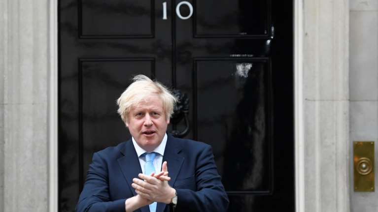 Λαϊκή οργή κατά Τζόνσον για τη στήριξή του στον Κάμινγκς που &quot;έσπασε&quot; την καραντίνα