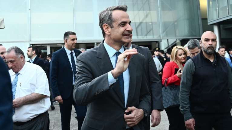 Νέο βίντεο Μητσοτάκη στο Tik Tok με Μαρίνα Σάττι, Zari και τον Πίνατ... &quot;ευρωκομματόσκυλο&quot;