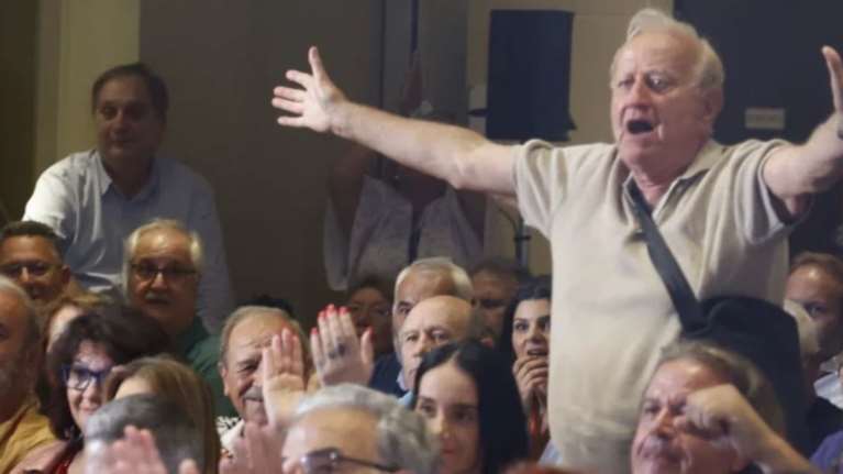 Τι συνέβη με τον πατέρα του Στέφανου Κασσελάκη στην Κ.Ε. του ΣΥΡΙΖΑ- Σηκώθηκε όρθιος και επευφημούσε τον γιο του