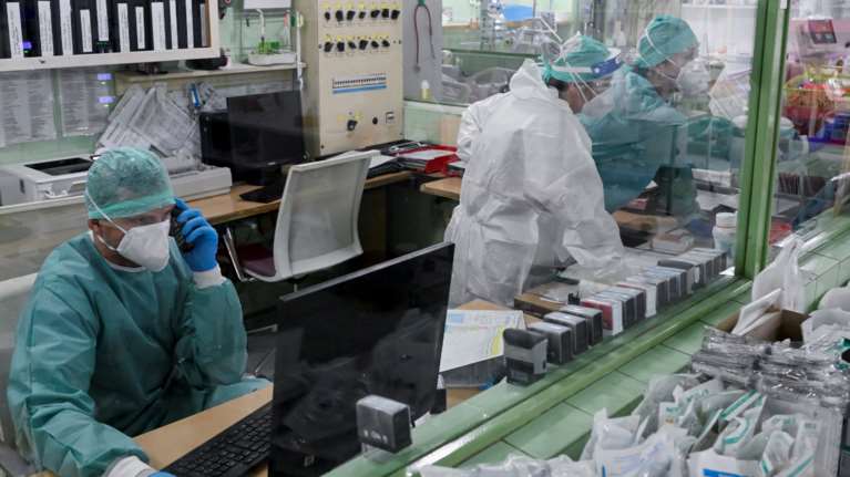 ΕΟΔΥ για Langya: Πυρετός, κόπωση και βήχας - Τα συμπτώματα του νέου ιού που ανιχνεύτηκε στην Κίνα