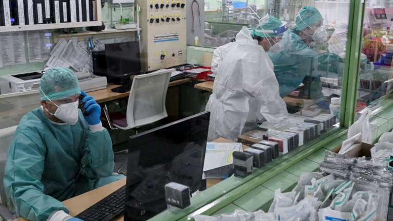 Γιατί αποφασίστηκε ο υποχρεωτικός εμβολιασμός: Εννέα στους 10 θανάτους είναι ασθενείς άνω των 60 ετών