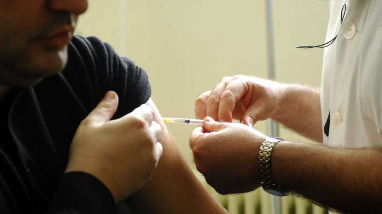 Κορονοϊός και εμβόλια: Αποδοχή αλλά και επιφυλάξεις από χώρα σε χώρα - Τι ισχύει στην Ελλάδα