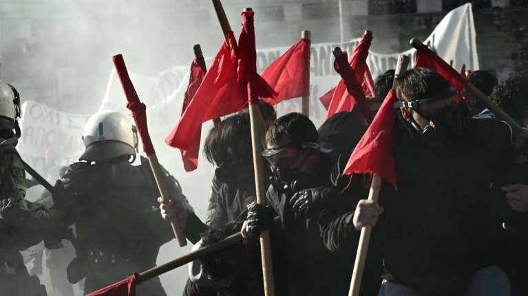 Πανεκπαιδευτικό συλλαλητήριο: Επεισόδια και χημικά στο Σύνταγμα - Πετροπόλεμος γύρω από το Πολυτεχνείο [εικόνες]