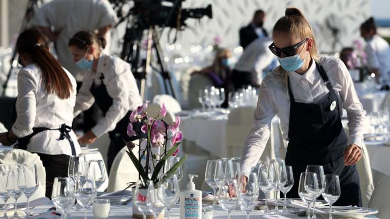 Γεωργιάδης: Τα όποια περιοριστικά μέτρα θα αφορούν μόνο ανεμβολίαστους - Υπό εξέταση οι μεικτοί χώροι στην εστίαση