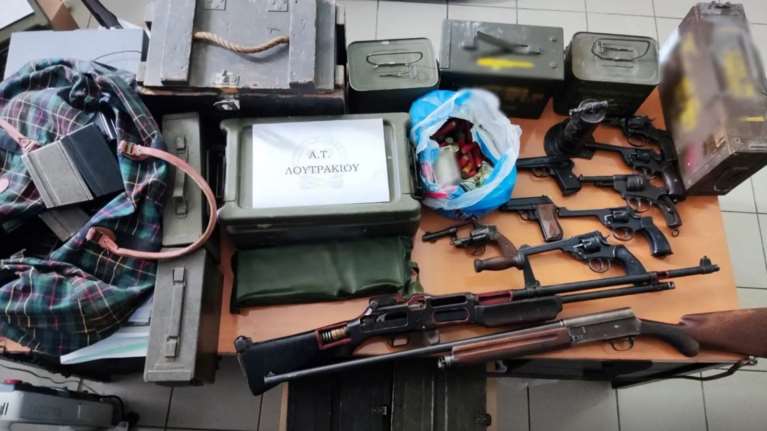 Λουτράκι: 62χρονος συνταξιούχος είχε ολόκληρο οπλοστάσιο στο σπίτι του [εικόνα]