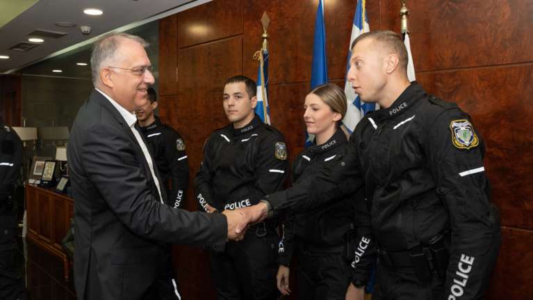 Εύσημα Θεοδωρικάκου σε μέλη της ομάδας ΔΙ.ΑΣ. για τη σύλληψη διαρρήκτη [εικόνες]