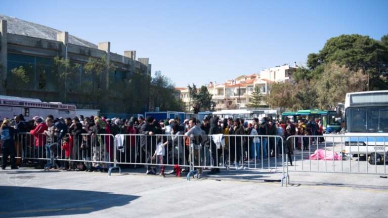 Μυτιλήνη: Στο αρματαγωγό Ρόδος επιβιβάζονται οι πρόσφυγες [εικόνες]