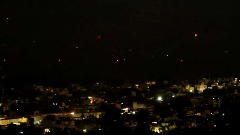 Η Ινδία κατηγορεί το Πακιστάν ότι παραβίασε την εκεχειρία: Αλλεπάλληλες ισχυρές εκρήξεις  στη Σριναγκάρ