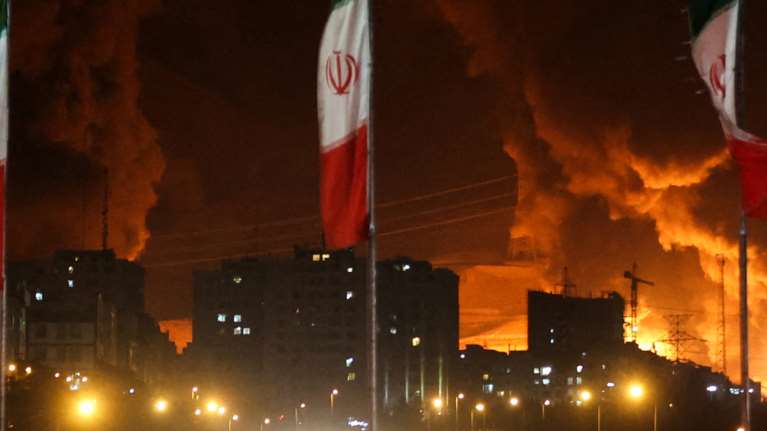 Το Ισραήλ προειδοποιεί τους Ιρανούς να φύγουν από περιοχές κοντά σε εργοστάσια όπλων -  Απειλές Τραμπ στο Ιράν αν επιτεθεί στις ΗΠΑ