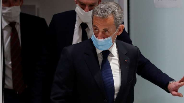 Δεν πάει στη φυλακή ο Σαρκοζί μετά την καταδίκη για διαφθορά: Σε κατ&#39; οίκον περιορισμό με βραχιολάκι