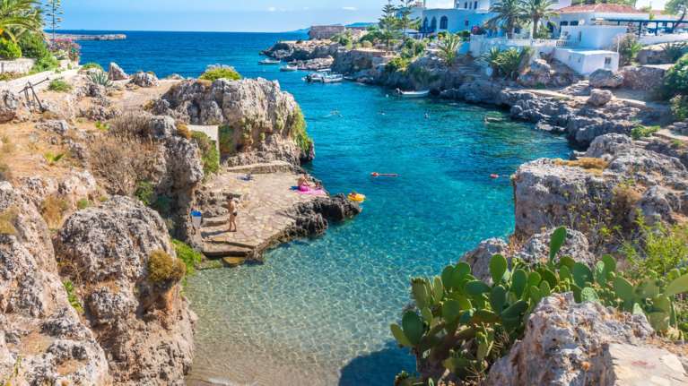 Το νησί &quot;μαγεία&quot; με τους καταρράκτες, τις παραλίες-διαμάντια και τα ενετικά κάστρα που σε ταξιδεύουν σε άλλη εποχή