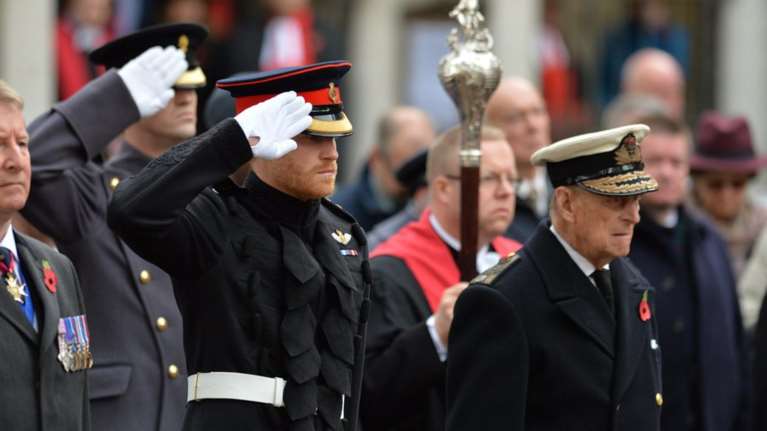 Επέστρεψε στο Λονδίνο ο πρίγκιπας Χάρι για την κηδεία του παππού του - Μπήκε σε καραντίνα
