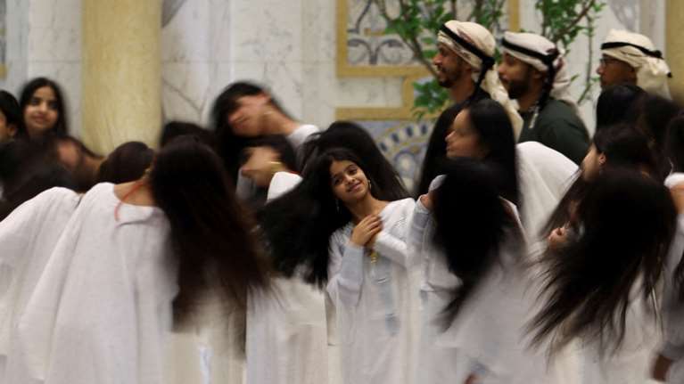 Viral η υποδοχή Τραμπ στα ΗΑΕ με τις κοπέλες που ανεμίζουν τα μαύρα τους μαλλιά - Τι είναι ο παραδοσιακός χορός Al-Ayyala