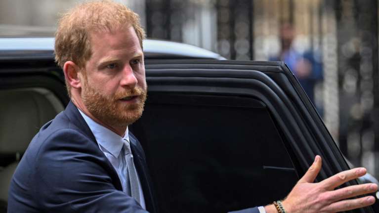 Ο πρίγκιπας Χάρι πάει στο δικαστήριο τον εκδότη της Sun - Τον κατηγορεί ότι έβαλε ντετέκτιβ για να συλλέξει πληροφορίες