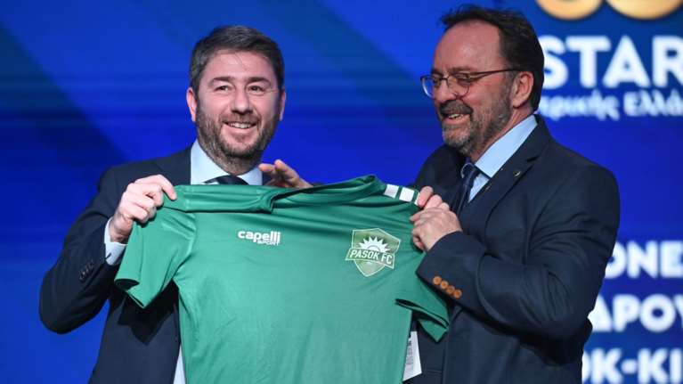 Νίκος Ανδρουλάκης: Η &quot;βαριά φανέλα&quot; ΠΑΣΟΚ FC που δώρισε σε δημοσιογράφο και η ατάκα για το... πρωτάθλημα [εικόνες]