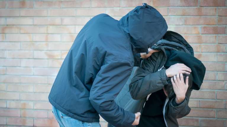 Όλες οι αλλαγές για τη βία ανηλίκων: Πρόστιμο χιλιάδων ευρώ και έκτιση ποινής για γονείς, φυλάκιση από τα 14 σε ανήλικους