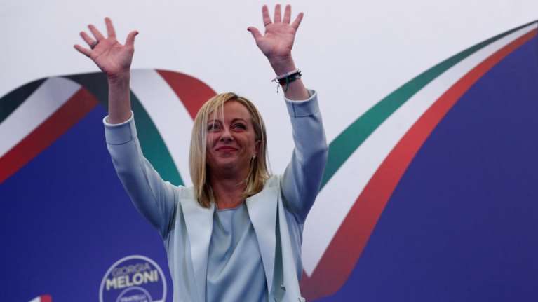 Το φαινόμενο του bandwagon: Πώς πήρε την εξουσία η χωρίς ιδιαίτερη μόρφωση και περγαμηνές ακροδεξιά Μελόνι στην Ιταλία
