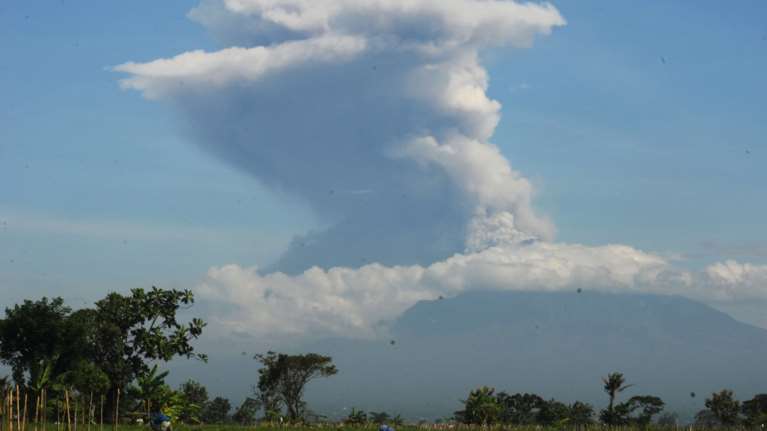 Ινδονησία: Εικόνες από τις εκρήξεις του ηφαιστείου Merapi