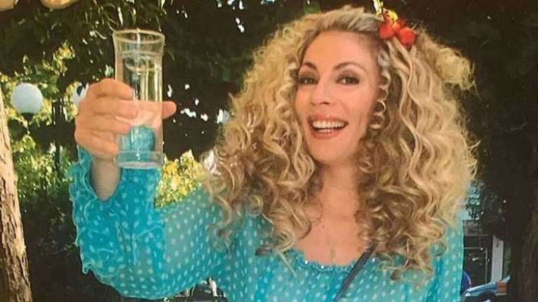 Σμαράγδα Καρύδη: Η κοσμαγάπητη Ντάλια Χατζηαλεξάνδρου μοιράζει εκατομμύρια