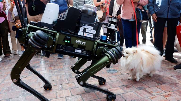 Ισπανία: Η Αστυνομία της Μάλαγα παρουσίασε στον κόσμο... ρομπότ-σκύλο [Εικόνες]