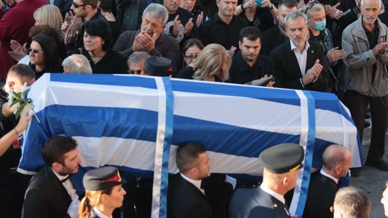 &quot;Αθάνατος&quot;: Με χειροκροτήματα το τελευταίο &quot;Αντίο&quot; στον Αλέξανδρο Νικολαϊδη - Τραγικές φιγούρες τα μέλη της οικογένειας [Εικόνες, βίντεο]