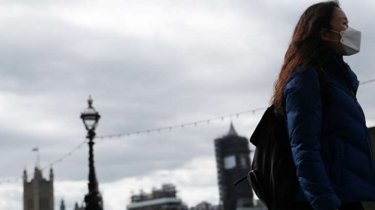Κορονοϊός - Μίνι lockdown στη Βρετανία, στο &quot;κόκκινο&quot; το Λονδίνο: Έως τις 22:00 οι παμπ και μάσκες παντού