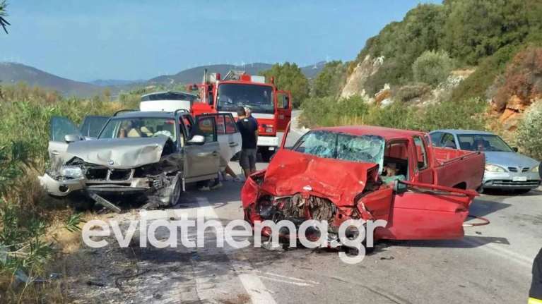 Τραγωδία στην Εύβοια: Θανατηφόρα καραμπόλα- Αγροτικό με 6 άτομα συγκρούστηκε μετωπικά με ΙΧ και επιβατικό με τρέιλερ