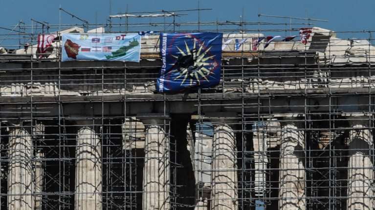 Αδιανόητο: Άνδρας σκαρφάλωσε στον Παρθενώνα και κρέμασε σημαίες - Στο σημείο διαπραγματευτής [βίντεο]