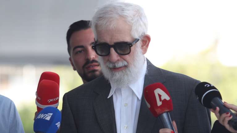 Πέτρος Φιλιππίδης: Φιλοξενείται σε συγγενή του - Ζει με τον μισθό της γυναίκας του [βίντεο]