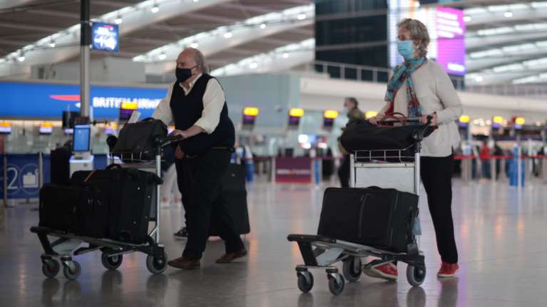 Βρετανικό σχέδιο για άνοιγμα των ταξιδιών στους πλήρως εμβολιασμένους - Τι θα γίνει με τους Βρετανούς που έρχονται Ελλάδα