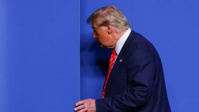 Ο Τραμπ επιβάλει δασμούς 25% στις εισαγωγές από την Ιαπωνία και τη Νότια Κορέα