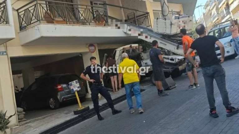 Θεσσαλονίκη: Γερανός "μπούκαρε" σε μπαλκόνι διαμερίσματος [εικόνες]