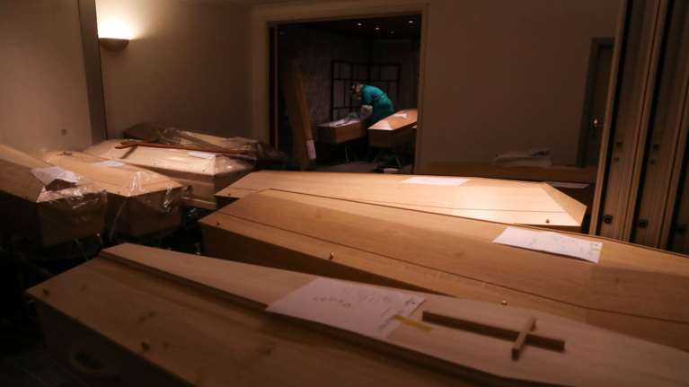 Ισημερινός: Κρατούμενοι κατασκευάζουν φέρετρα για τα θύματα του κορονοϊού